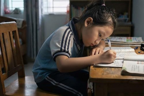 Cong vẹo cột sống ở học sinh: Tập luyện thế nào và khi nào cần điều trị?