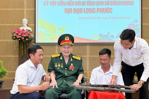 TPHCM: Đại tá Tư Cang trao tặng kỷ vật chiến tranh cho bảo tàng