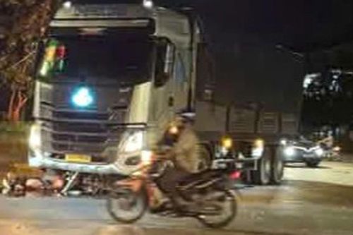 Mẹ và con trai tử vong thương tâm trong đêm sau va chạm ô tô tải