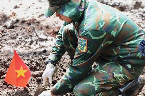 Bóc tách hơn 500m³ đất, tìm thấy thêm 10 bộ hài cốt liệt sĩ
