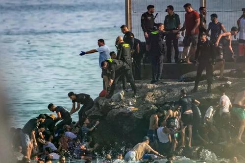 Italy gia hạn kiểm soát biên giới với Tây Ban Nha do tình hình Ceuta