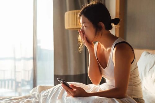 Sáng ngủ dậy nuốt nước miếng thấy đau họng là dấu hiệu bệnh gì?