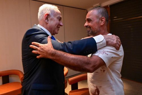Ông Netanyahu ôm chặt người thợ sửa ống nước hạ thành công máy bay