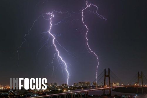 Vì sao TP.HCM mưa trắng trời kèm sấm sét?