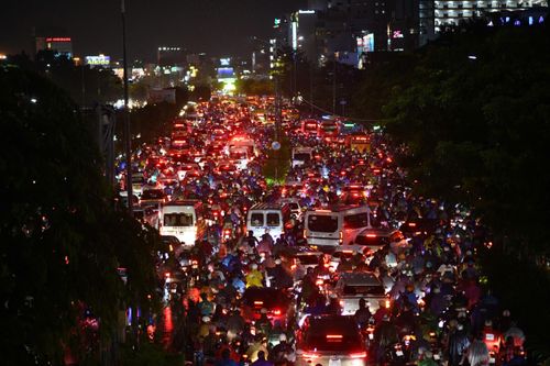 Ngã tư Hàng Xanh kẹt cứng vì mưa lớn