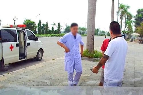 Chuyến xe cứu thương 9,5 triệu đồng và chiếc áo blouse bị cáo buộc giả danh