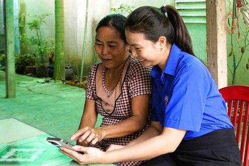 Vĩnh Hậu đến từng nhà hỗ trợ người dân sử dụng dịch vụ số