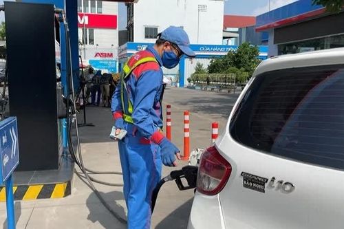 Tiếp tục hỗ trợ thuế để giảm áp lực giá xăng dầu cuối năm