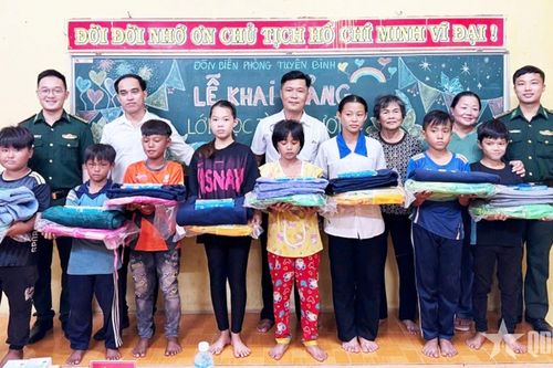Trao yêu thương tặng các em có mảnh đời gian khó