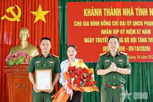 Lữ đoàn 215 (Binh chủng Tăng thiết giáp) bàn giao nhà tình nghĩa cho quân nhân