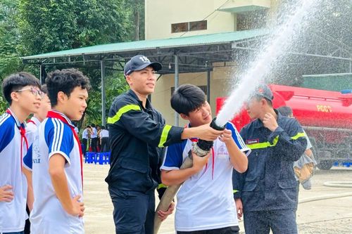 Hơn 600 người trải nghiệm kỹ năng PCCC và CNCH