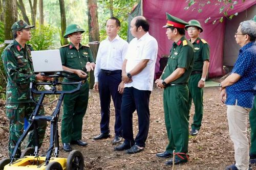Khảo sát 2 vị trí nghi có hố chôn tập thể liệt sĩ ở Đèo Hải Vân