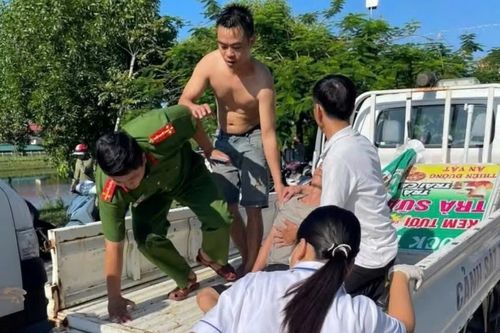 Khoảnh khắc xe cảnh sát hóa xe cứu thương