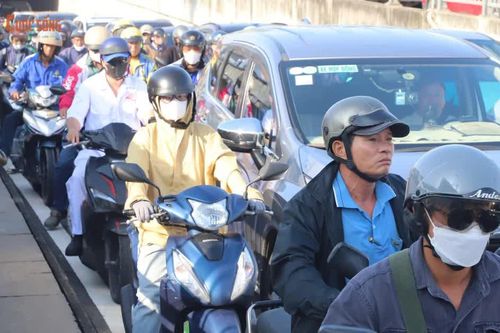 [GALLERY] Hàng nghìn xe ùn tắc hơn 5km tại cửa ngõ TP HCM