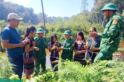 Đầu tư hạ tầng kinh tế - xã hội gắn với quốc phòng, an ninh ở vùng biên