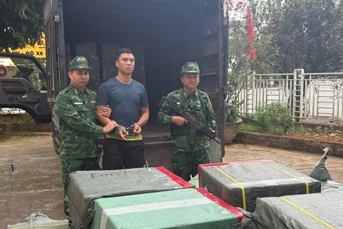 Triệt phá vụ vận chuyển 21.000 bao thuốc lá lậu bằng xe tải từ Hà Nội lên Lào Cai