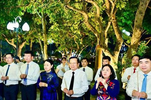 Lãnh đạo Trung ương và tỉnh Ninh Bình dâng hương tưởng niệm Mười nữ liệt sĩ Lam Hạ