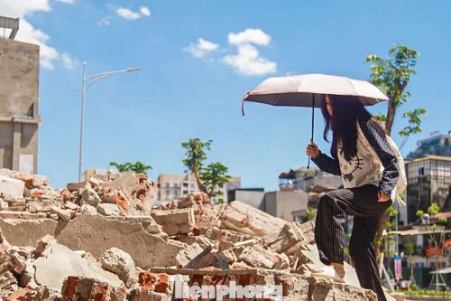 Ngổn ngang những đống phế thải trên Vành đai 1
