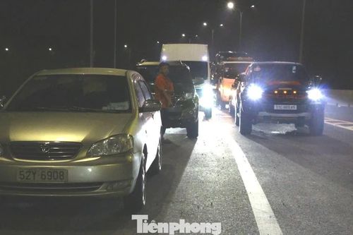 Dòng xe nối đuôi 'mở hàng' cao tốc Bến Lức - Long Thành thông toàn tuyến