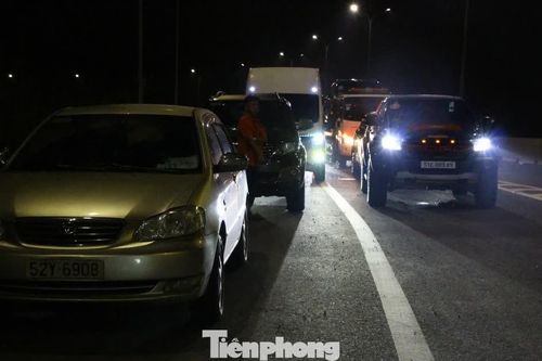 Dòng xe nối đuôi 'mở hàng' cao tốc Bến Lức - Long Thành thông toàn tuyến