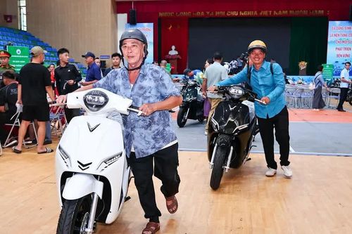 84 hộ dân làng chài cổ Việt Hải ở Cát Bà được nhận xe máy điện