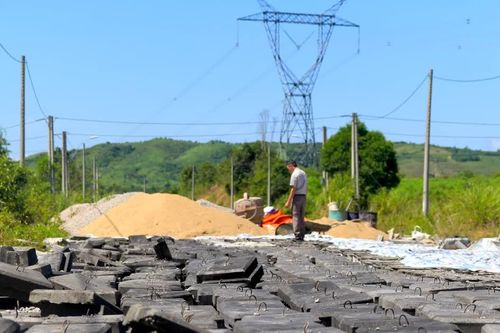 'Phớt lờ' chính quyền xã, công ty tự ý đổ vật liệu xây dựng giữa đường