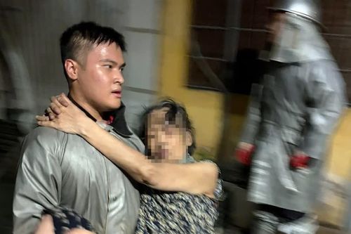 Những người chạy về phía khói lửa sau tiếng kẻng báo động