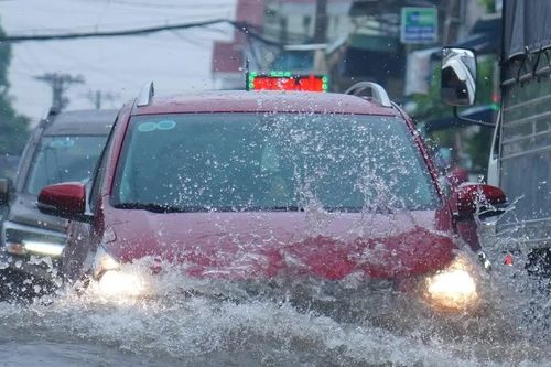 Sai lầm 'chết người' khi cố lái ôtô qua vùng ngập nước