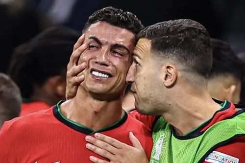 Vụ ồn ào Ronaldo: 300.000 CĐV quay lưng với tuyển Bồ Đào Nha