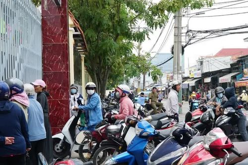 Công an TPHCM nói gì khi học sinh phải đi dưới lòng đường vì vỉa hè bị lấn chiếm?