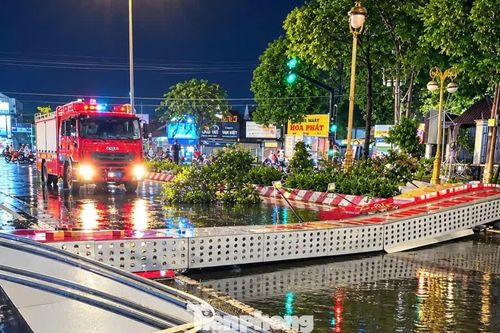 Mưa to, gió giật, cổng chào cao 5m ở TPHCM đổ sập