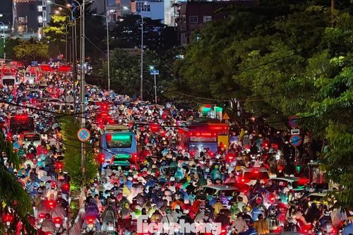TPHCM: Đường ngập sâu, nước lâu rút, bao giờ mới về được nhà?