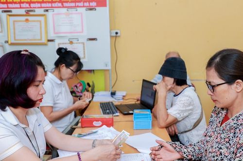 Đang thuộc diện dôi dư, tham gia dân quân thường trực có mất trợ cấp?