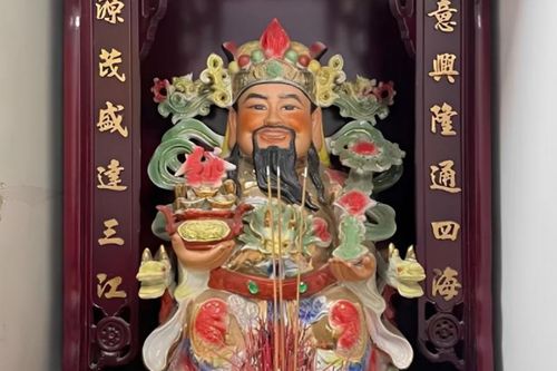 Cách đặt bàn thờ Thần Tài đúng vị trí, hợp phong thủy cho người kinh doanh