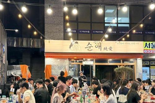 Vì sao người Hàn sẵn sàng xếp hàng để ngồi bàn nhựa, ăn thịt nướng ngoài trời?