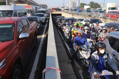 Xe xếp hàng 5km, cửa ngõ TPHCM rối loạn