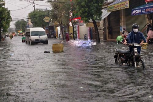 Vì sao 12 tuyến đường TPHCM ngập sâu hơn 1m sau trận mưa lớn chiều 30/9?