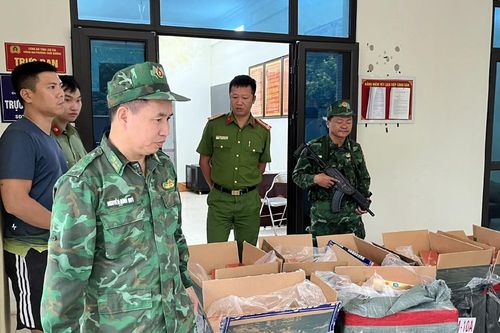 Phát hiện sự thật bên trong 34 thùng giấy khi chặn xe tải lúc rạng sáng