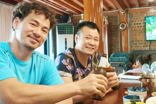 Cục trưởng Xuân Bắc và Tự Long 'mưa gió kệ trời', H'Hen Niê ăn ốc giữa nước ngập