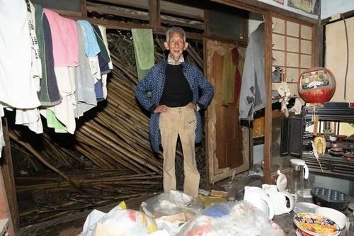 Cụ ông 78 tuổi sống trong căn nhà ngập rác trị giá 50 tỷ, ăn bữa 5.000 đồng