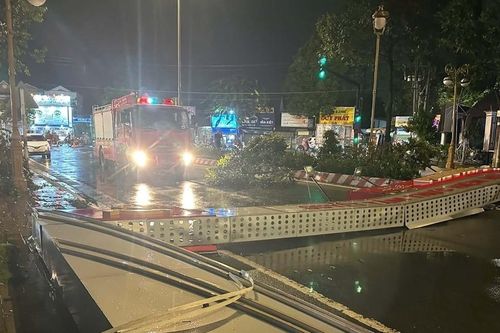 Cổng chào cao 5m ở TPHCM đổ sập trong mưa lớn