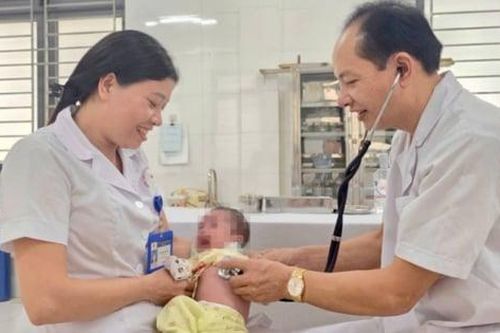 Bé trai khoảng 1 tháng tuổi bị bỏ rơi trước cửa kho hàng ở Hà Nội