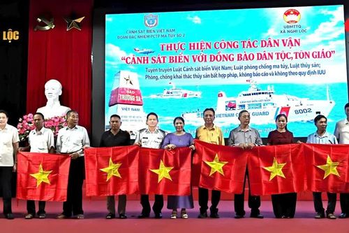 Trao tặng cờ Tổ quốc, đồng hành cùng ngư dân vươn khơi bám biển