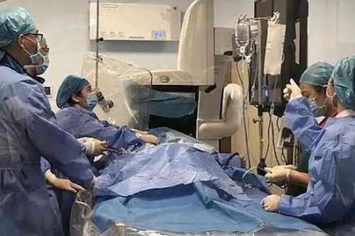 Người phụ nữ 54 tuổi tử vong giữa đêm, bác sĩ cảnh báo 2 loại nước quen thuộc