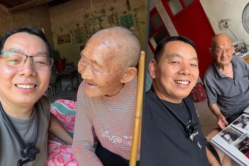 Ở tuổi U40, người đàn ông bất ngờ có hàng trăm cha mẹ, phía sau là câu chuyện kỳ lạ ít ai ngờ