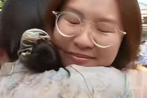 Bé gái bị cha mẹ bỏ rơi khi mới 4 ngày tuổi, phép màu xảy ra sau 23 năm
