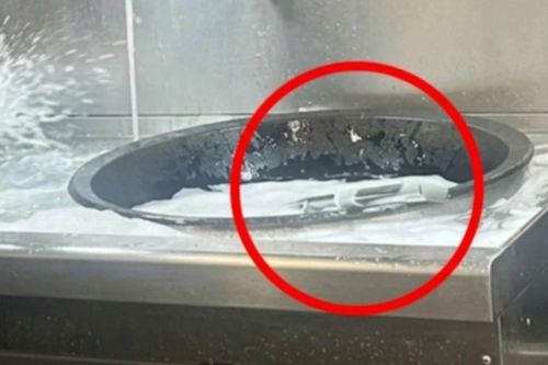 Trường mầm non bị phanh phui chuyện gây sốc trong bếp ăn, hiệu trưởng bị cách chức