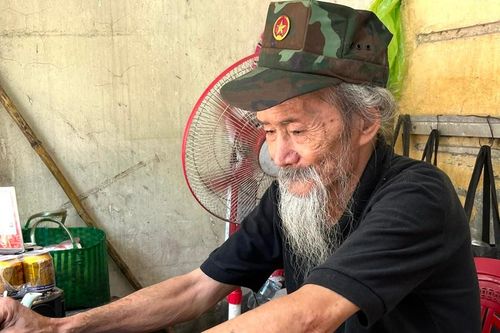 Vợ chồng người lính già mưu sinh bên quán nước nuôi con trai khờ dại