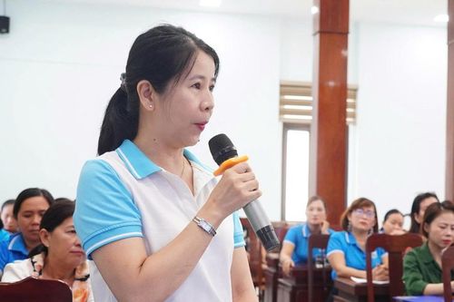 'Lắng nghe phụ nữ nói' từ những câu chuyện thôn xóm, gia đình và cuộc sống