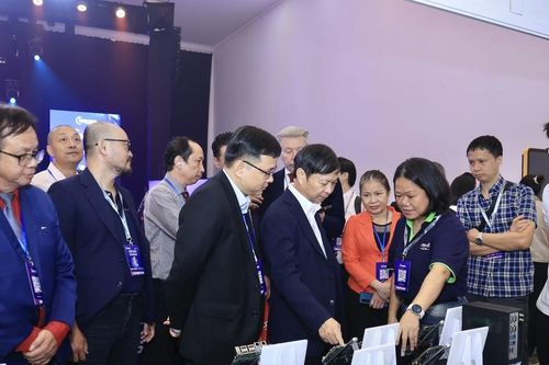 Chuyển mạnh từ sử dụng, tiếp nhận công nghệ sang làm chủ và tạo ra công nghệ